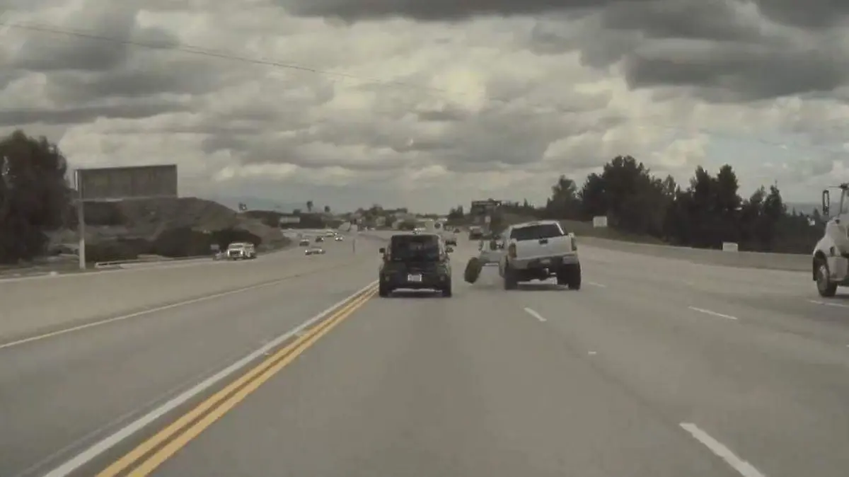 Auto sale volando, tras chocar con llanta en autopista